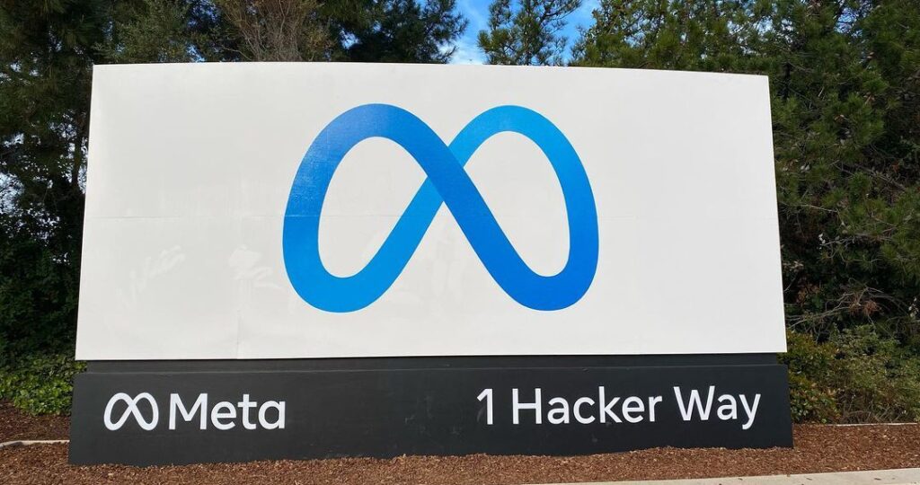 Znak głównej siedziby Meta Platforms na 1 Hacker Way w Stanach Zjednoczonych