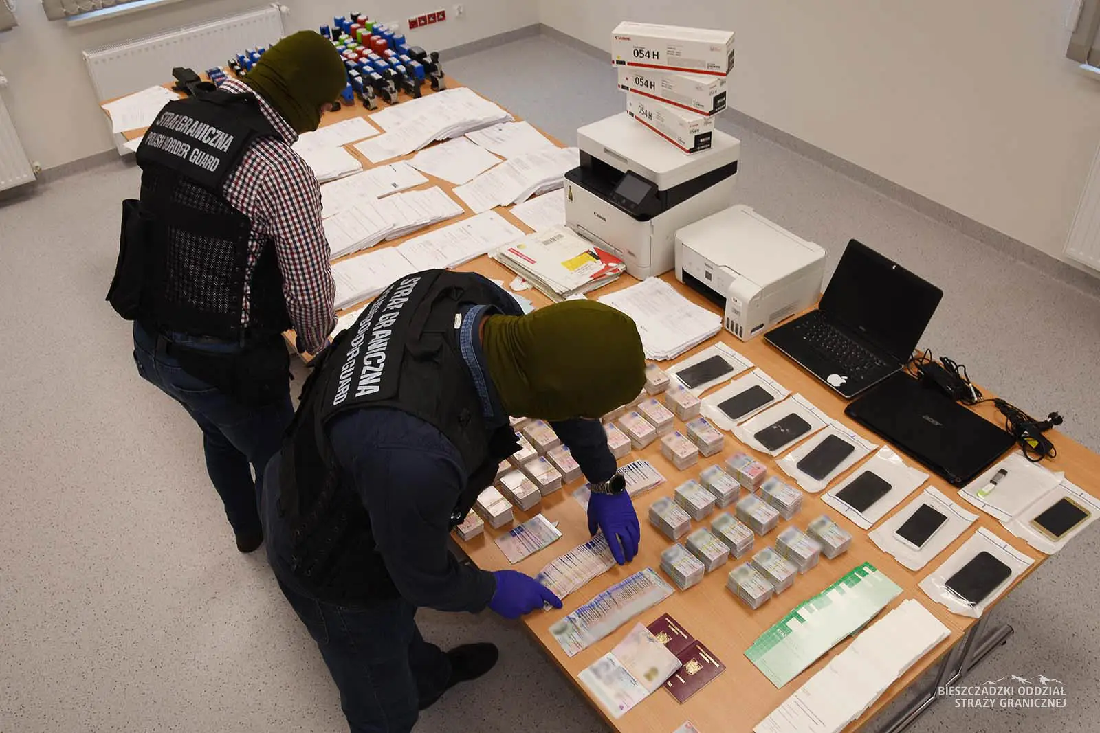 Rozbito ukraińsko-białoruski gang, który przez prawie 5 lat podrobił 12 tysięcy polskich i ukraińskich dokumentów