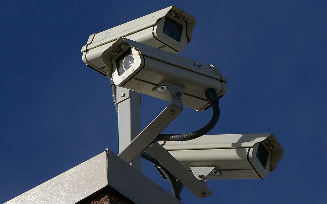 (Zdjęte już) kamery w szkolnych toaletach w jednym z warszawskich Cosinusów, a prywatność słuchaczy
