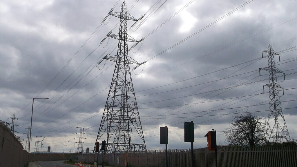 Słup wysokiego napięcia w Choats Road w Wielkiej Brytanii.